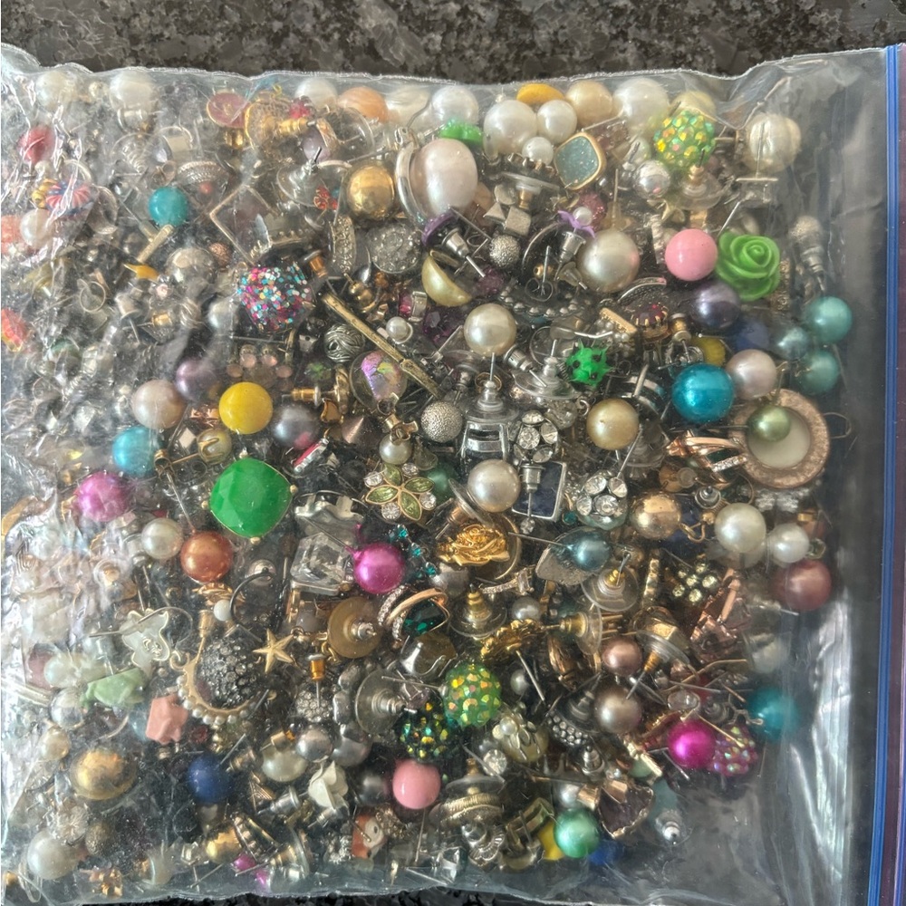 Bag of 100s of mismatched post/stud earrings